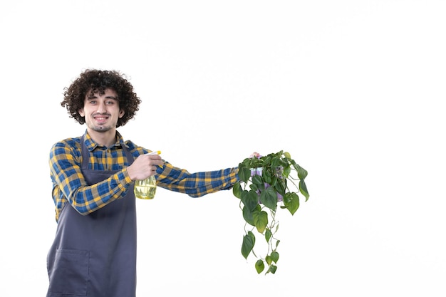 Kostenloses Foto vorderansicht junge männliche sprühpflanze im topf auf weißem hintergrund einheitlicher baum blume gras garten job einkaufen feld wasser