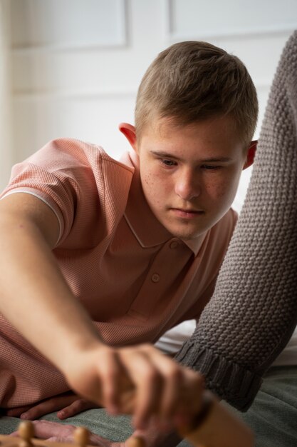 Vorderansicht Junge spielt mit Holzspielzeug