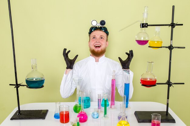 Vorderansicht junger Chemiker findet neue Chemikalie, die er gegen seine Feinde einsetzen kann