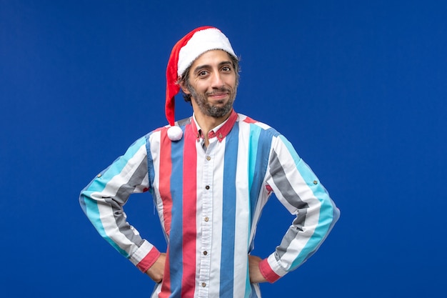 Kostenloses Foto vorderansicht junger mann mit entzücktem ausdruck, männliche weihnachtsgefühle