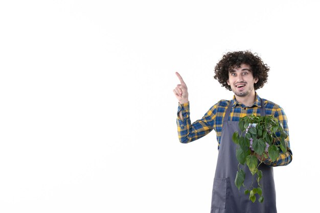 Vorderansicht junger Mann mit grüner Pflanze im Topf auf weißem Hintergrund Baum Pflanzenboden Blume Emotion Feld Uniform Job grün