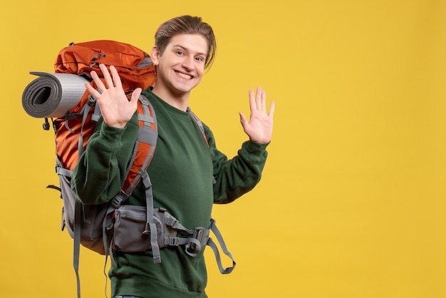 Vorderansicht junger Mann mit Rucksack zum Wandern vorbereiten