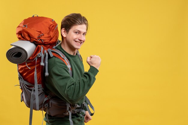 Vorderansicht junger Mann mit Rucksack zum Wandern vorbereiten