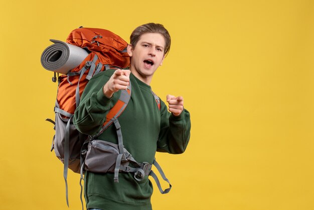 Vorderansicht junger Mann mit Rucksack zum Wandern vorbereiten
