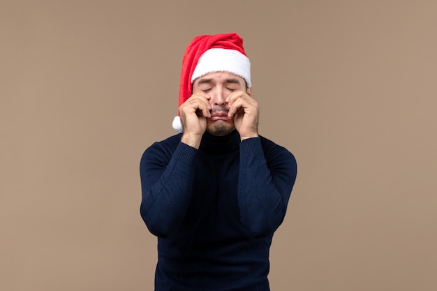 Vorderansicht junger mann mit traurigem ausdruck, weihnachtsfeiertag