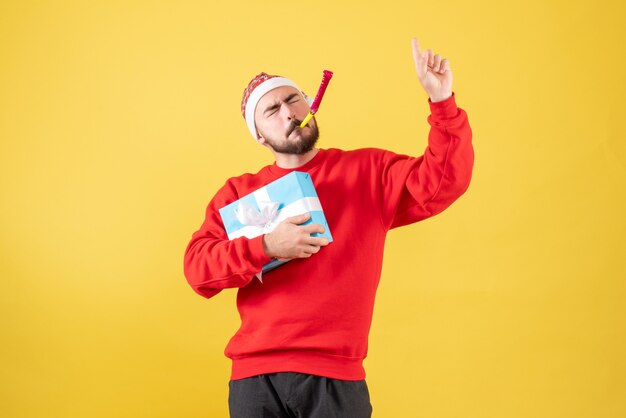 Vorderansicht junger Mann mit Weihnachten auf gelbem Hintergrund