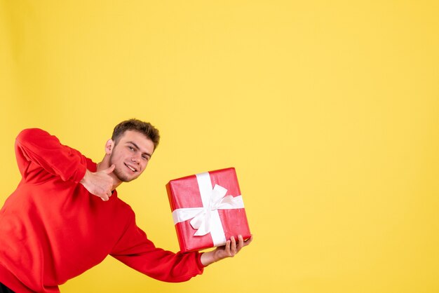 Vorderansicht junger Mann mit Weihnachtsgeschenk