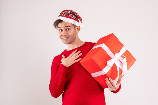 Vorderansicht junger Mann mit Weihnachtsmütze stehend auf weißem Hintergrund kopieren Platz