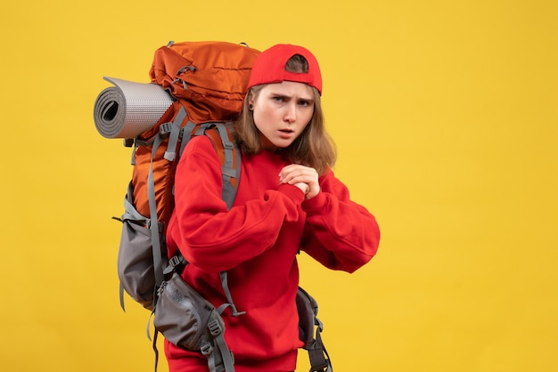 Vorderansicht junger weiblicher Reisender mit Rucksack bereit zu kämpfen