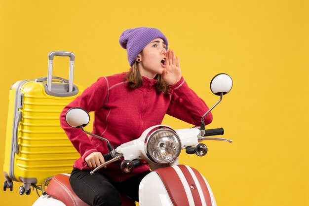 Vorderansicht junges Mädchen auf Moped, das jemanden anruft