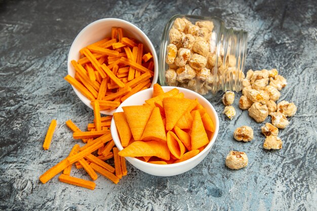 Vorderansicht-Käse-Zwieback mit Cips und Popcorn auf hellem Hintergrund