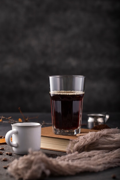 Kostenloses Foto vorderansicht kaffee im glas auf buch