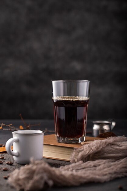 Vorderansicht Kaffee im Glas auf Buch