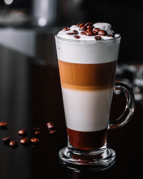 Vorderansicht Kaffee Latte mit Kaffeebohnen