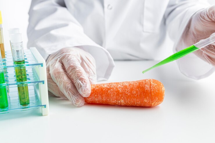 Kostenlose Foto vorderansicht karotte mit chemikalien injiziert