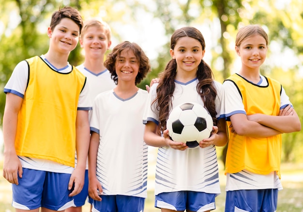 Vorderansicht Kinder, die bereit sind, ein Fußballspiel zu spielen