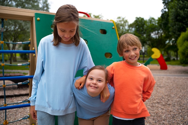 Vorderansicht Kinder, die zusammen aufwerfen