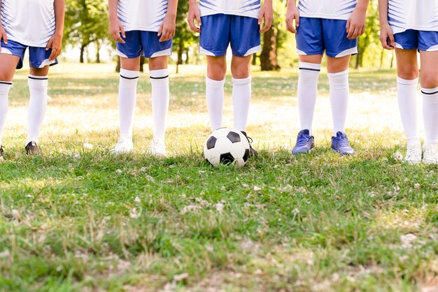 Vorderansicht Kinderbeine in Sportbekleidung