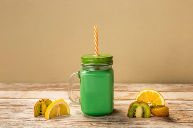 Vorderansicht Kiwi und Zitrone Smoothie