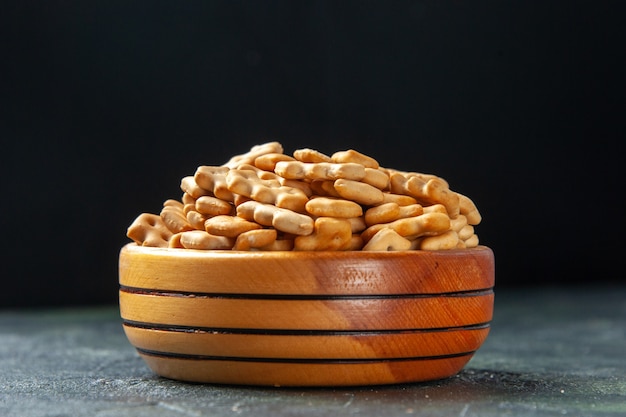 Vorderansicht kleine Cracker in der Platte auf dunklem Hintergrund knusprige Snack Salz Zwieback Essen Cips Farbe