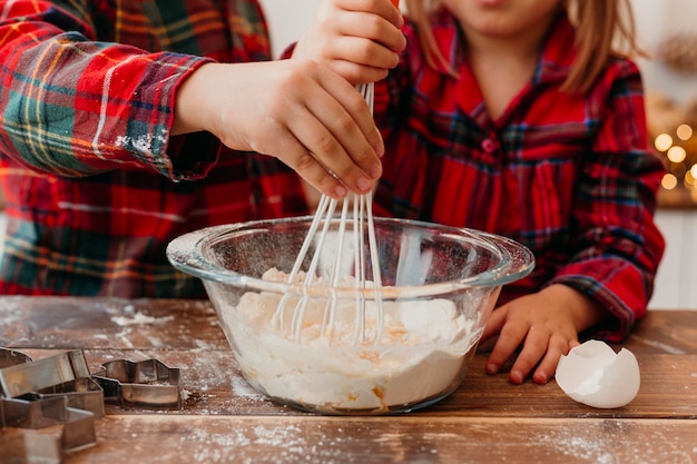 Vorderansicht kleine kinder, die weihnachtsplätzchen machen