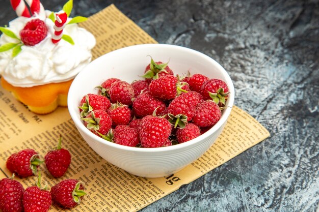 Vorderansicht kleine leckere Kuchen mit Himbeeren