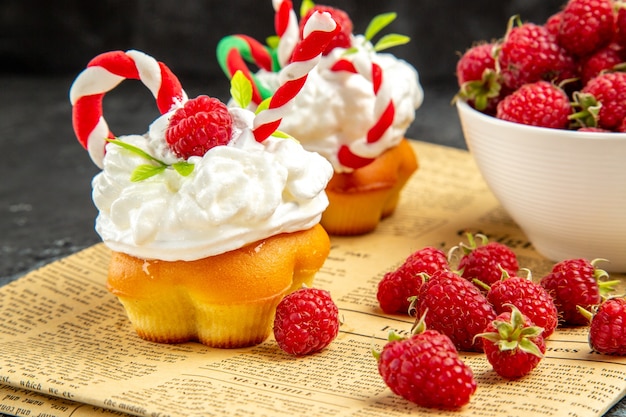 Vorderansicht kleine leckere Kuchen mit Himbeeren