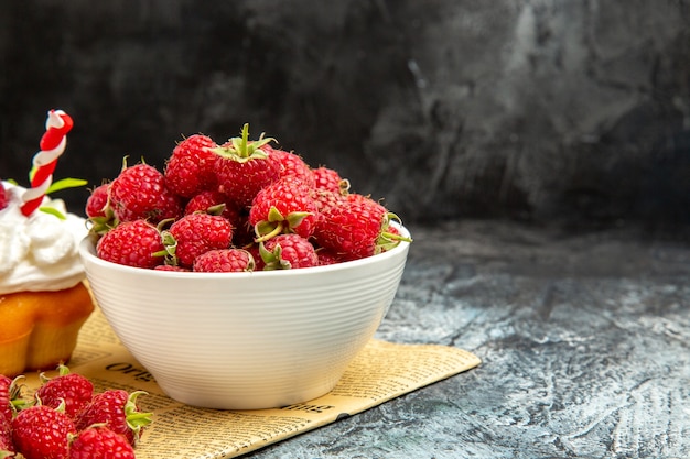 Vorderansicht kleine leckere Kuchen mit Himbeeren