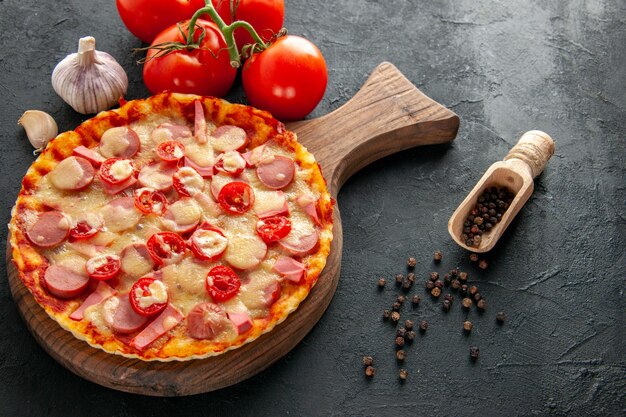 Vorderansicht kleine leckere pizza mit frischen roten tomaten auf dunklem salat essen teig kuchen farbfoto fast-food