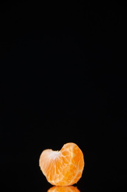 Vorderansicht kleine Mandarinenscheibe auf schwarzer Wand trinken Baum Zitrusfruchtsaft Dunkelheit Orange Grapefruit