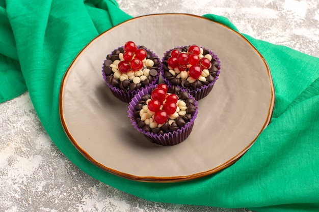 Vorderansicht kleine schokoladenbrownies mit preiselbeeren