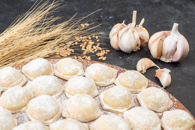 Vorderansicht kleine Teigstücke mit Mehl auf dunklem Hintergrund Knödelteigbrötchen Fleisch Hotcake Pie Farbe Kuchen