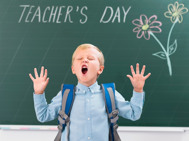 Kostenloses Foto vorderansicht kleiner junge, der in der klasse schreit