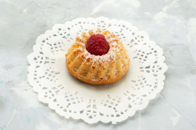 Vorderansicht kleiner leckerer Kuchen mit Himbeere auf dem leichten Schreibtisch süßer Zucker