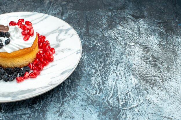 Vorderansicht kleiner leckerer Kuchen mit Schokolade und Rosinen auf hell-dunklem Hintergrund