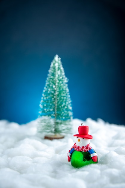 Vorderansicht kleiner schneemann kleiner weihnachtsbaum auf blauer oberfläche