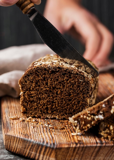 Vorderansicht kleines Vollkornbrot auf Holzbrett