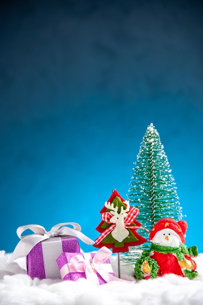 Vorderansicht kleines Weihnachtsspielzeug kleine Geschenke auf blauem Hintergrund