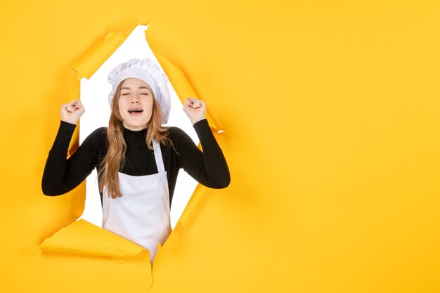 Vorderansicht Köchin auf gelbem Emotionsfarbpapierjob Sonnenessenfoto