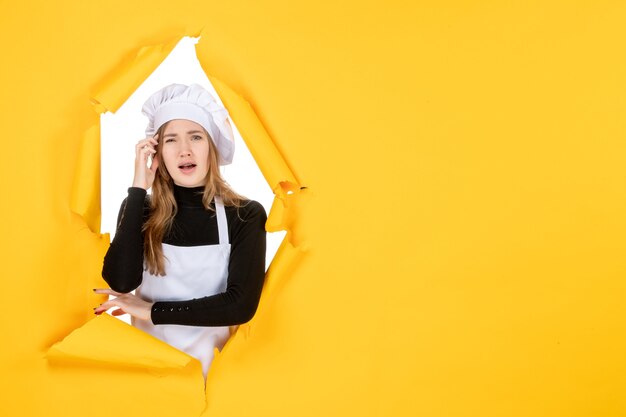 Vorderansicht Köchin auf gelbem Farbpapier Emotion Essen Job Foto Sonne Küche