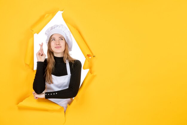 Vorderansicht Köchin auf gelbem Sonnenfarbpapier Essen Job Foto Küche Emotionen