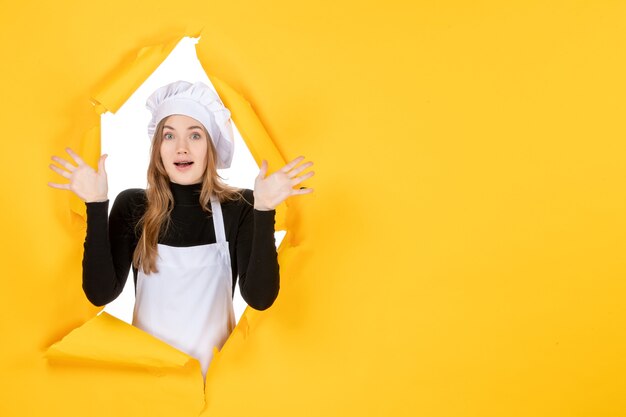 Vorderansicht Köchin auf gelber Farbe Sonne Küche Papier Emotion Essen Job Foto