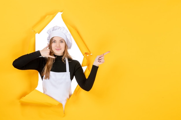 Vorderansicht Köchin auf gelber Küche Foto Essen Küche Job Farben Papier Sonne