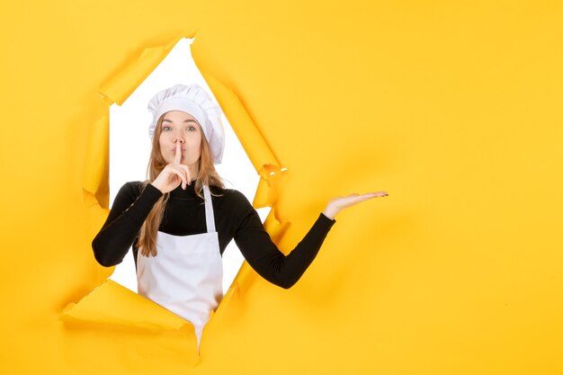 Vorderansicht Köchin bittet um Schweigen auf gelbem Küchenfoto Essen Job Farbpapier Sonnenküche