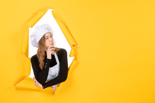 Vorderansicht Köchin, die an gelbe Emotion Farbe Papier Job Küche Sonne Essen Foto denkt