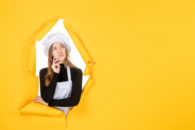 Vorderansicht Köchin, die auf gelbe Farbe Sonne Foto Küche Job Papier Emotion Essen denkt