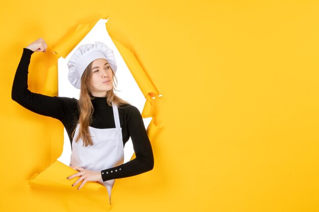 Vorderansicht Köchin, die auf gelbem Emotionsfarbpapierjob-Küche-Sonnenessenfoto biegt?