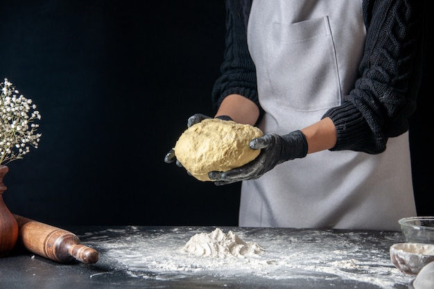 Vorderansicht Köchin hält Teig auf dunklem Teig Ei Job Bäckerei Hotcake Gebäck Küche Küche