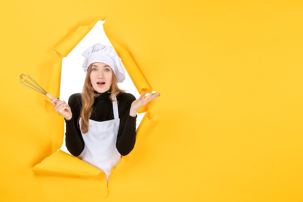 Vorderansicht Köchin in weißer Kochmütze auf dem gelben Job Emotion Lebensmittelfarbe Küche Küche Foto Sonne