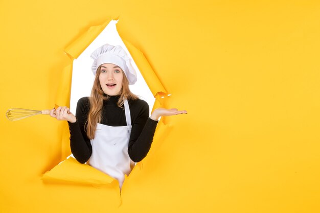 Vorderansicht Köchin in weißer Kochmütze auf gelbem Farbjob Emotion Essen Küche Küchenfoto